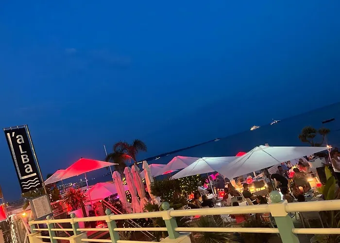 Piscine Plages A 100 M, Palais Des Festivals A 15mn A Pied Dans La Banane